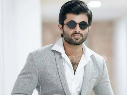 వాళ్లే జీవితంలో ముఖ్యం, ఐ లవ్ యూ చెప్పండి: విజయ్ దేవరకొండ ఎమోషనల్ వీడియో!