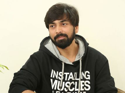 నేను సింగిల్, ఆమె డబుల్.. ఆ విషయంలో ఆమె బాగా హెల్ప్ చేసింది..