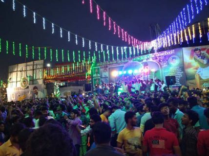 నీచంగా ప్రవర్తించి.. ఈ హీరో పేరు చెప్పారు.. ఇంతకీ ఎవరి ఫ్యాన్స్? 