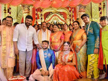 బండ్ల గణేష్ ఇంట్లో పెళ్లి సందడి: హాజరైన చిరంజీవి,రాజమౌళి, రాజశేఖర్, కృష్ణంరాజు..పవన్ డుమ్మా (ఫొటోలు)