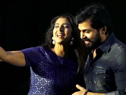 స్టార్ హీరో తండ్రిపై హీరోయిన్ సెటైర్లు.. వేదికపైనే గట్టిగా ఇచ్చాడు!