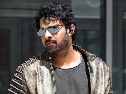 సాహో ఇంటర్వెల్ కోసం కోట్లు కుమ్మరించారు... డబ్బు నీళ్లలా.. ఎంత ఖర్చు చేశారో తెలిస్తే షాకే!