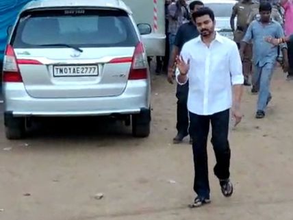 అభిమానుల ఎఫెక్ట్.. విజయ్ సినిమా లొకేషన్ చేంజ్!