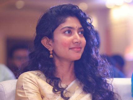 నా వల్ల ఒక్క సీన్ కోసం 50 టేకులు.. ఆయన మిలియన్‌లో ఒక్కడు.. సాయి పల్లవి! 