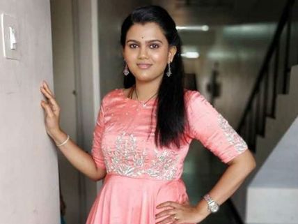 పడకగదిలోకి వస్తే ఆఫర్... డైరెక్టర్‌ను చెప్పుతో కొడుతానని గాయని వార్నింగ్