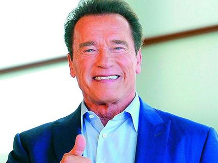 షాకింగ్ ఇన్సిడెంట్: అభిమానుల ముందే స్టార్ హీరోను ఎగిరి తన్నాడు!