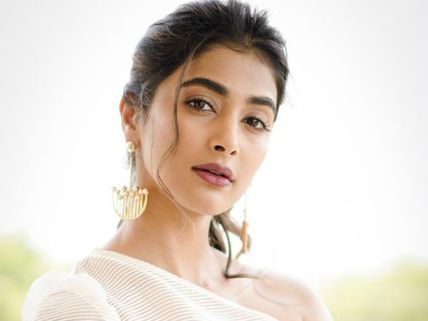 మెగా హీరోకు ముఖం చాటేస్తున్న పూజా హెగ్డే.. మహర్షి తర్వాత నో అంటూ.. 