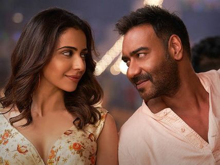 దే దే ప్యార్ దే మూవీ రివ్యూ: హాట్ హాట్‌గా పిచ్చెక్కించిన రకుల్ ప్రీత్