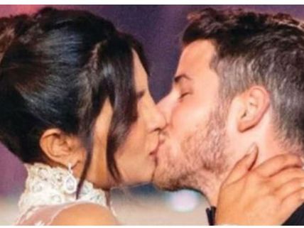 గిటార్ వాయిస్తూనే.. ప్రియాంక చోప్రాతో మెరుపు లిప్‌లాక్.. 