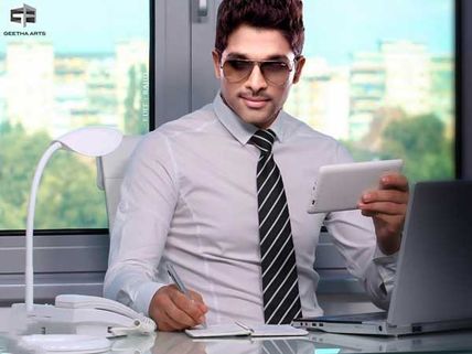 త్రివిక్రమ్ సెట్స్ నుంచి లీకైన బన్నీ లుక్.. నెట్టింట హల్చల్ చేస్తున్న సర్‌ప్రైజింగ్ పిక్స్