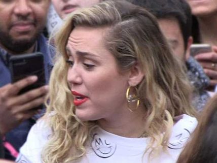  భర్త ముందే...  హీరోయిన్‌ జుట్టుపట్టి లాగి బలవంతంగా ముద్దులు (షాకింగ్ వీడియో)