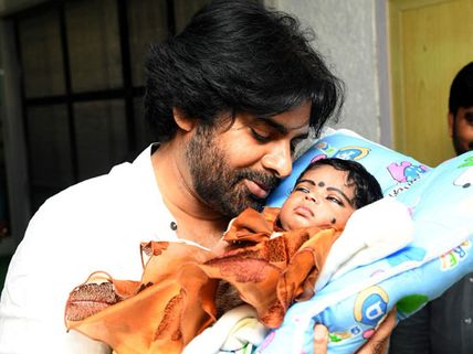 అభిమాని కూతురుపై పవన్ కల్యాణ్ కొండంత ప్రేమ.. పవర్ స్టార్ చేతుల మీదుగా...