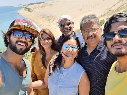 రౌడీ అబ్బాయిలు.. రౌడీ అమ్మాయిల షికార్లు.. విజయ్ దేవరకొండ ఇందులో కూడా ముందేనా?