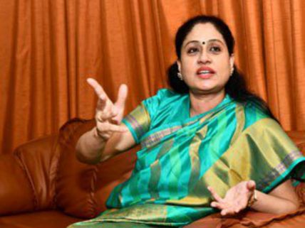 ఊరి బాగు కోసం విజయశాంతి తాపత్రయం.. చివరకు కత్తి పట్టి! 