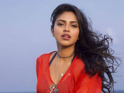 పక్క రాష్ట్రం నుంచి వచ్చి భ్రష్టుపట్టిస్తోంది: అమలా పాల్‌పై పోలీస్ కంప్లయింట్ 