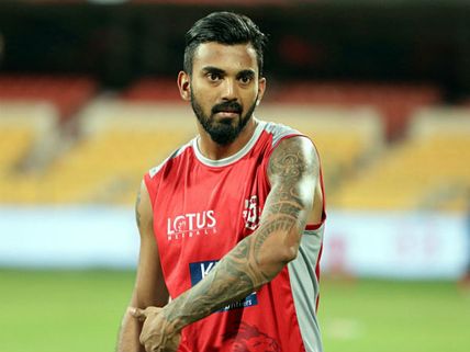 అందరూ ఇంటికొస్తే ఈ క్రికెటర్ మాత్రం నటితో రొమాన్స్.. లండన్‌లో రెడ్ హ్యాండెడ్‌గా..