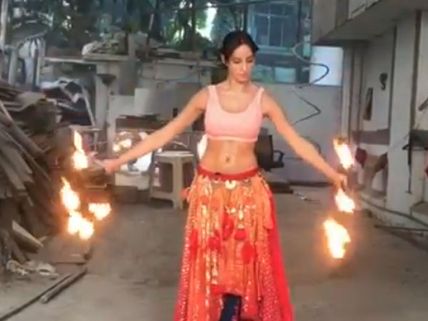 'బాహుబలి' భామకు ఎంత ధైర్యం.. వైరల్‌ అవుతున్న వీడియో