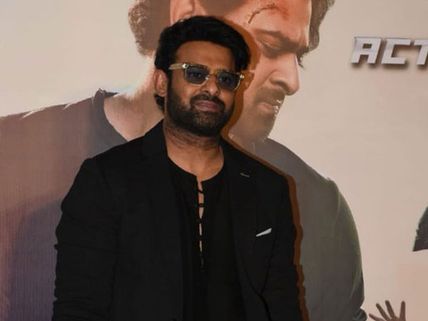 సర్, హిందీలో మాట్లాడండి...  ప్రభాస్ రెస్పాన్స్ చూసి బాలీవుడ్ మీడియా ఆశ్చర్యం!