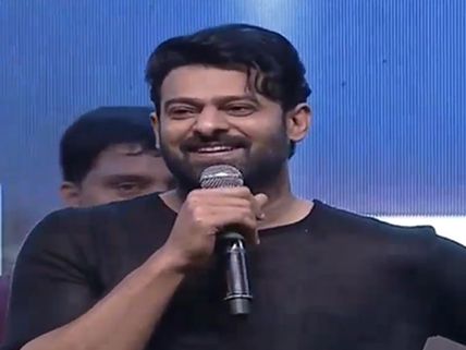 100 కోట్ల లాభం వదిలేసుకున్నారు: ‘సాహో’ ఈవెంట్లో ప్రభాస్ అదిరిపోయే స్పీచ్