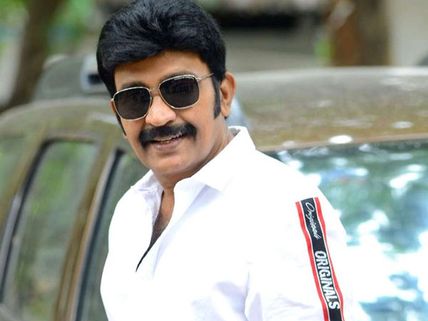 ఆయన్ను పోలీసులు ఏమీ చేయరా? ప్రశ్నించిన మహిళ... హీరో రాజశేఖర్ రిప్లై!