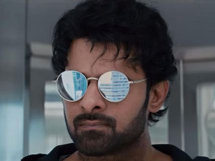 ‘సాహో’ స్టోరీ లీక్.. రవితేజ సినిమాలో జరిగినట్లే.. కాకపోతే కొంచెం కొత్తగా.!