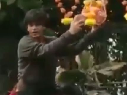 కృష్టాష్టమి రోజున ఉట్టి కొట్టిన షారుక్.. వైరల్‌‌గా మారిన వీడియో.. ఎందుకంటే! 