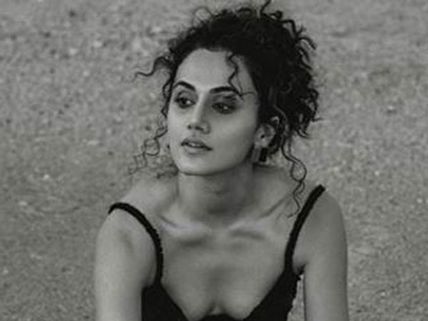 హాట్ ఫొటోస్: రెచ్చిపోయిన తాప్సీ.. న్యూడ్ ఫొటోతో మతి పోగొట్టేస్తుంది 