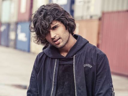 కేక పుట్టిస్తోన్న విజయ్ న్యూ లుక్.. వాటి కోసం అదిరిపోయే ఫోటో షూట్..