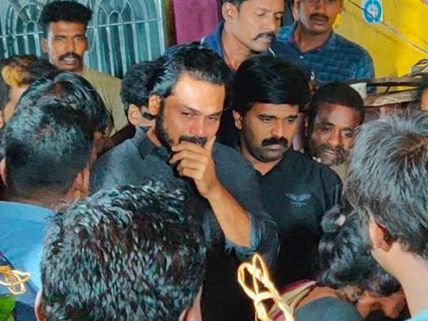 అభిమాని మరణం.. అంతిమ యాత్రలో కన్నీరు పెట్టుకున్న హీరో