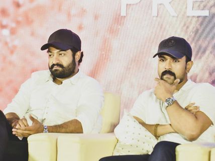 RRR అప్‌డేట్..  జానపదాలకు ఎన్టీఆర్, రామ్ చరణ్ స్టెప్పులు.. థియేటర్‌లో విజిల్సే..