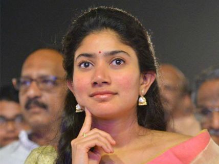 సాయి పల్లవి డేరింగ్ నిర్ణయం.. కుప్పలు తెప్పలుగా ఆఫర్లు వదిలేసి.. ఆ డైరెక్టర్‌తో!