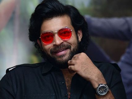 మహేశ్, ప్రభాస్ చేసిన పని మెగా హీరోకు మేలు చేసిందట.. ఆ డైరెక్టర్‌ ఆగాల్సిందే!