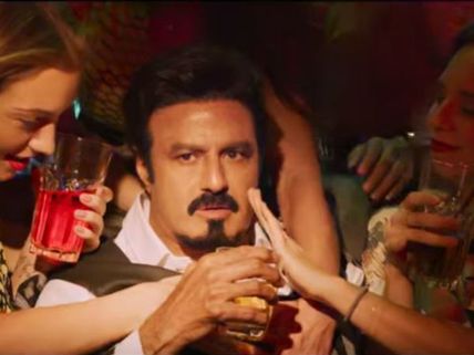  చేతిలో మందు గ్లాసు, చుట్టూ అమ్మాయిలు.. బాలయ్య హంగామా మామూలుగా లేదుగా!