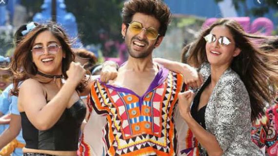  చారిత్రక సినిమాకు షాక్: బూతు సినిమాకు భారీ రెస్పాన్స్.. రికార్డులు బద్దలైపోతున్నాయి