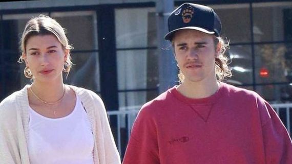 భర్తకు వెరైటీ గిఫ్ట్.. ప్యాంట్ విప్పి మరీ.. వేడి పుట్టించేలా సింగర్ పోజ్‌