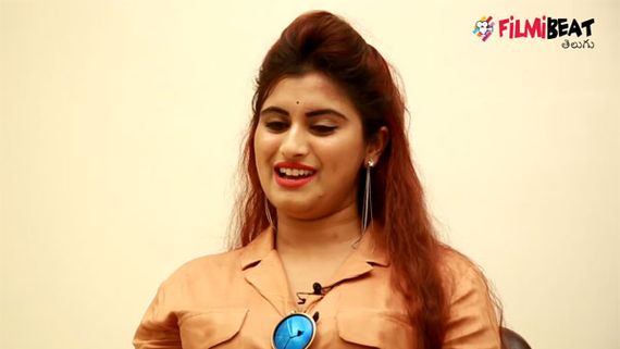 నాన్న ముందే అలా.. హాట్ సీన్లలో నటించడం కష్టమైంది.. యంగ్ హీరోయిన్ సెన్సేషనల్ కామెంట్స్