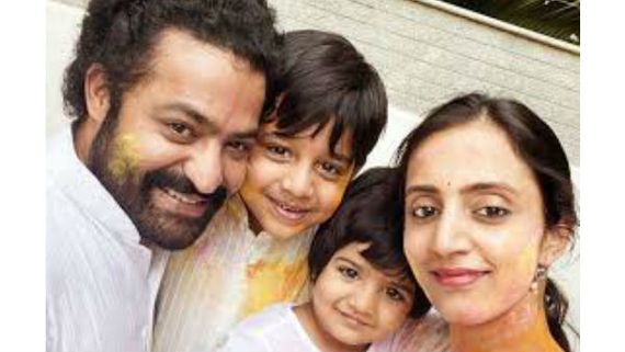 హోలీ కిక్: సర్‌ప్రైస్ చేసిన ఎన్టీఆర్.. సోషల్ మీడియాలో ఫోటో షేర్ చేస్తూ..! వైరల్ పిక్