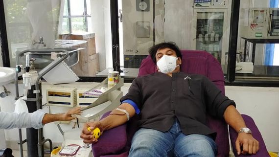 కరోనా ఎఫెక్ట్.. ఎంతోమందికి స్ఫూర్తినిచ్చేలా.. రక్తదానం చేసిన మెగాస్టార్