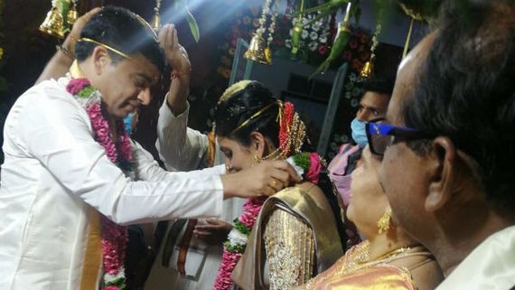 లాక్‌డౌన్‌లో దిల్ రాజు రెండో పెళ్లి.. సినీ ప్రముఖులు దూరం.. ఫోటోలు వైరల్.. 