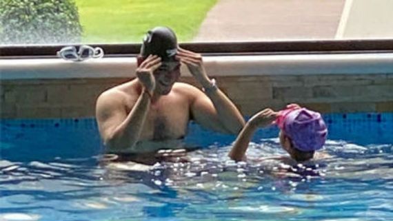   ఫస్ట్ టైమ్ షర్ట్ లేకుండా షాకిచ్చిన మహేష్ బాబు.. సీక్రెట్ సిక్స్ ప్యాక్!