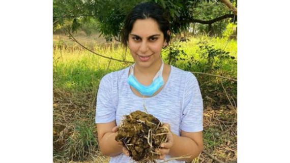 పేడ ఎత్తిన మెగా కోడలు.. ఉపాసన ఫోటోలు వైరల్