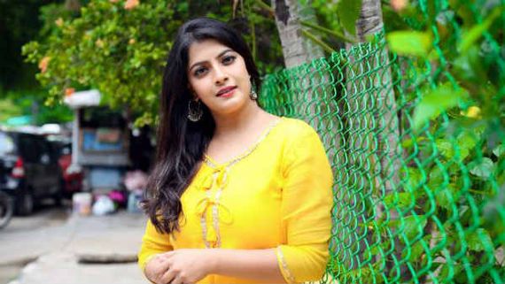 క్రికెటర్‌తో పెళ్లి వార్తపై వరలక్ష్మీ శరత్ కుమార్ క్లారిటీ.. ఒంటికాలిపై లేచి..