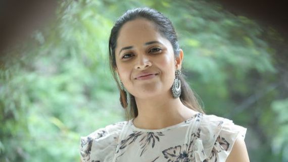 ఆ వయసులో గంటల తరబడి.. వాటిని చూస్తుంటే ఎలా.. అనసూయ కామెంట్స్ వైరల్