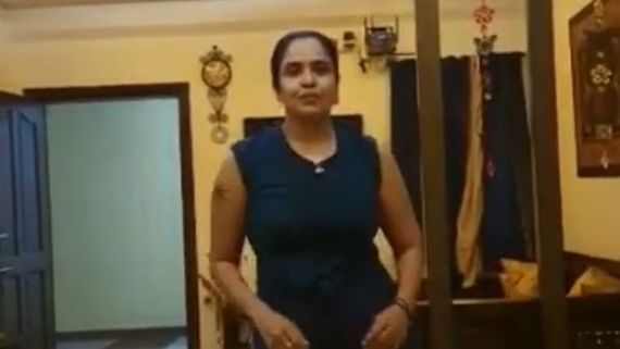 కసిగా పెదాలు కొరుకుతూ.. మరోసారి హాట్ డ్యాన్స్‌తో పిచ్చెక్కించిన ప్రగతి