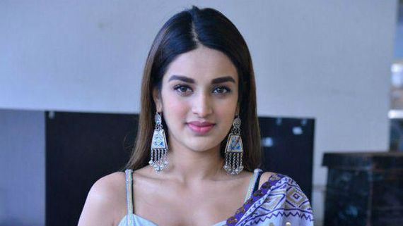 స్కూల్లోనే ప్రేమ.. కాలేజ్‌లో మరో డేటింగ్.. ఇస్మార్ట్ హీరోయిన్ బ్రేకప్ కథలు!