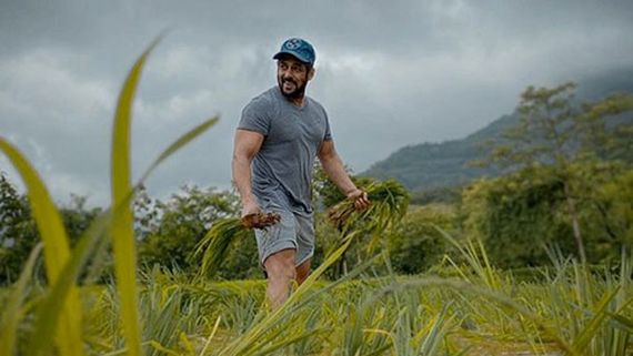  రైతుగా మారిన సల్మాన్ ఖాన్.. కష్టపడి పొలం పని చేస్తున్నాడట.. ఫొటోస్ వైరల్