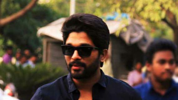 బన్నీ చేయనని వదిలేసిన కథ కోసం ఆ ఇద్దరు హీరోలు?