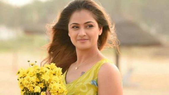 ఆకాశ్  కోసం హాట్ అత్తగారు... హీరోయిన్ తల్లిగా సిమ్రన్