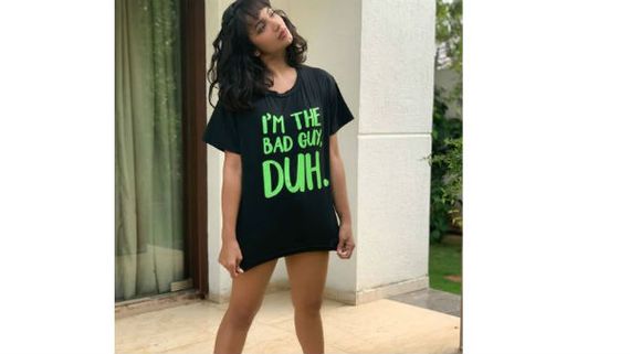 ప్యాంట్ వేసుకోవడం మరిచింది.. టీ షర్ట్‌తో అలా కవర్ చేసేసింది.. భలే తెలివైన పిల్ల!!