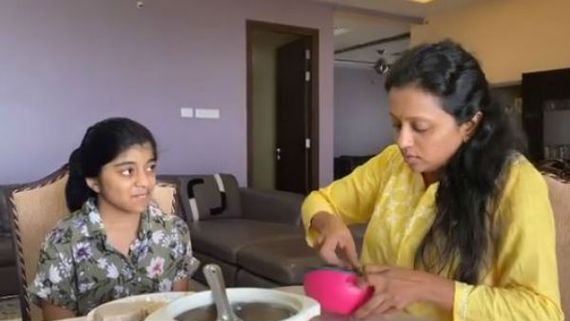  కాకరకాయ కథ ఎంత బాగా చెబుతుందో .. సుమ తెలివితేటలు మామూలుగా లేవు కదా!!